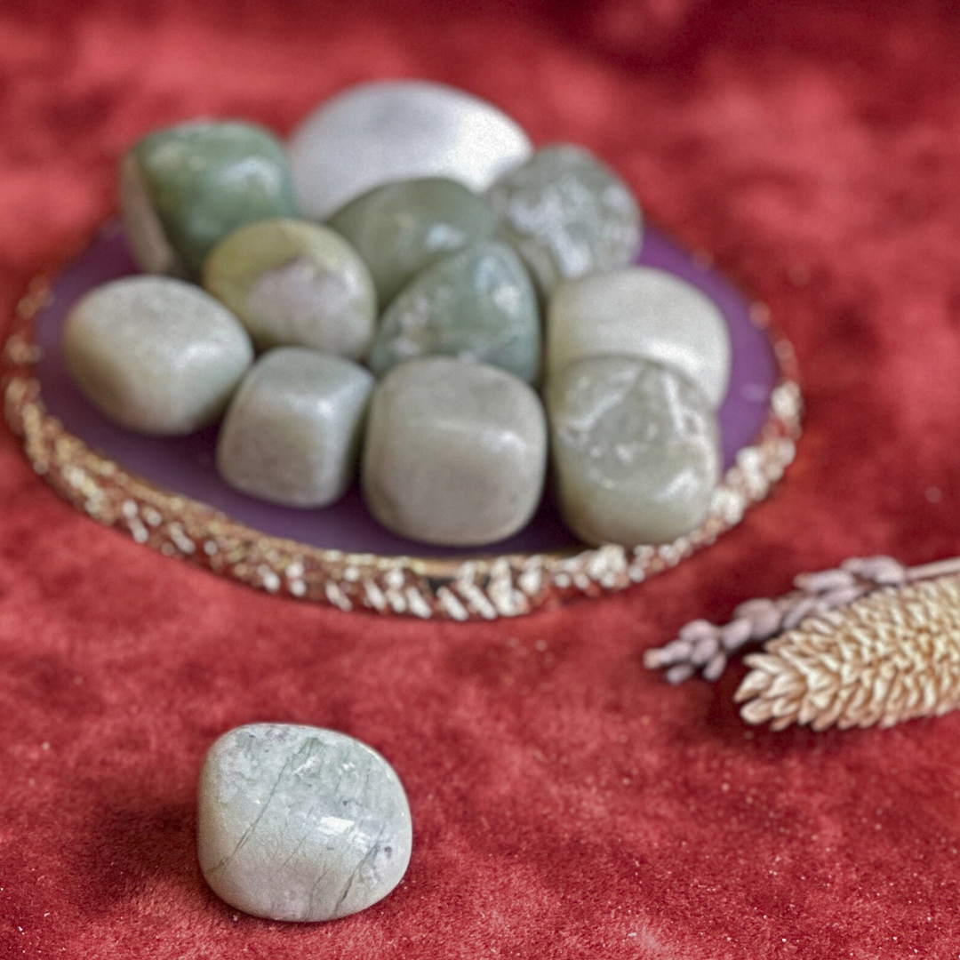 Taschenstein aus Nephrit-Jade